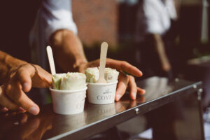 Ein paar Leute, die Eiscreme halten und Eisrollen in Hamburg genießen
