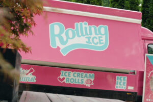 Ein rosa Eiswagen, der am Straßenrand parkt, perfekt für Catering-Events in Hamburg